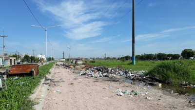 Un basural de avenida Malvinas crece y ya corta una mano de esa arteria