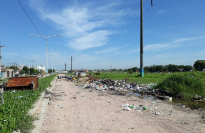 Un basural de avenida Malvinas crece y ya corta una mano de esa arteria