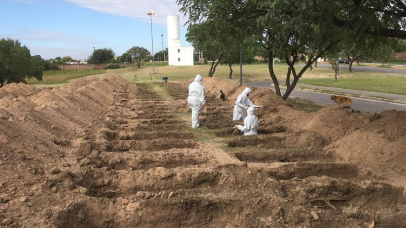 Cavan cien fosas por día en un cementerio de Córdoba