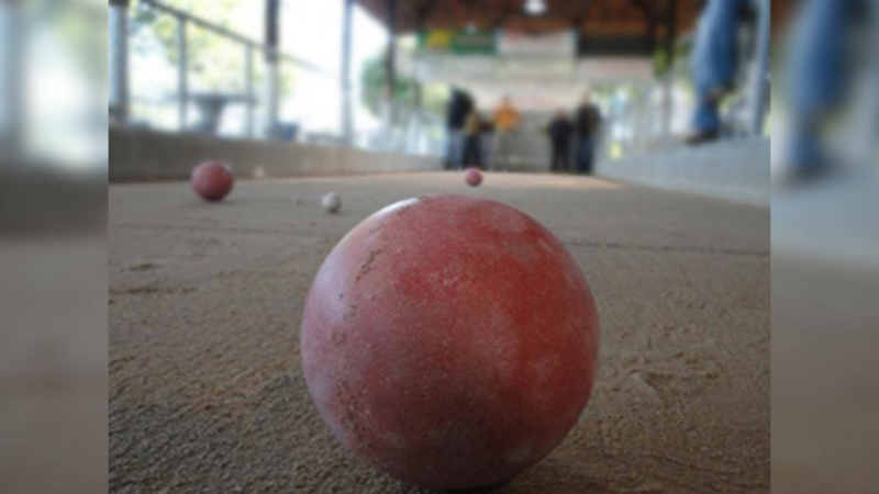 Casos insólitos de los detenidos en cuarentena: torneo de bochas, partido de golf y asado al aire libre