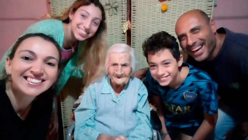 La conmovedora historia de la abuela argentina que es viral por hacer barbijos y donarlos a un hospital
