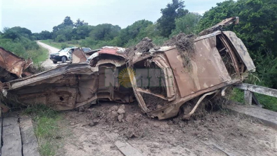 Insólito bloqueo de un puente en un camino rural de La Leonesa