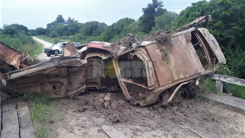 Insólito bloqueo de un puente en un camino rural de La Leonesa