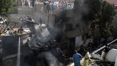 Tragedia aérea: se estrelló un avión en Pakistán con 107 personas