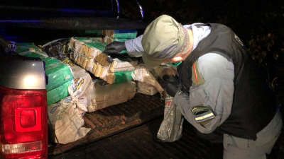 Abandonan 718 kilos de marihuana en una camioneta