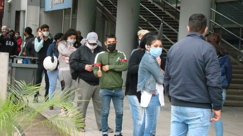 Modesta circulación de personas en el centro de la ciudad