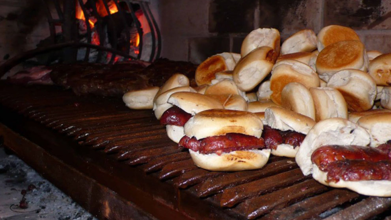 Córdoba: un funcionario organizó una choripaneada y se contagiaron diez personas por Covid-19