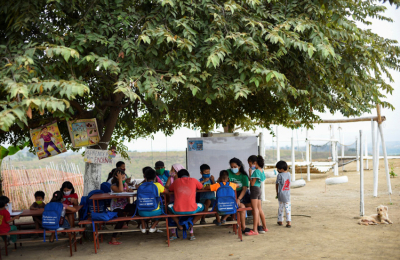 Improvisa una escuela bajo un árbol para ayudar a niños sin Internet