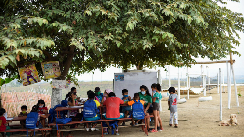 Improvisa una escuela bajo un árbol para ayudar a niños sin Internet