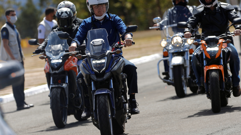 Bolsonaro dijo que un nuevo test le dio negativo de Covid-19 y salió a pasear en moto