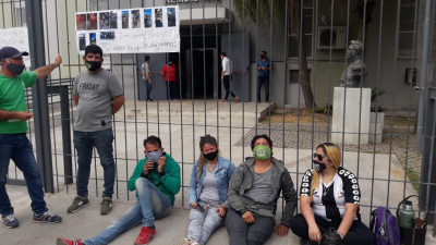Resistencia: empleados se encadenaron frente a la municipalidad