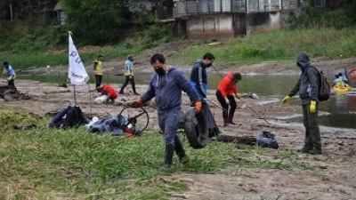 Sin conocerse, se pusieron de acuerdo para limpiar el río Negro