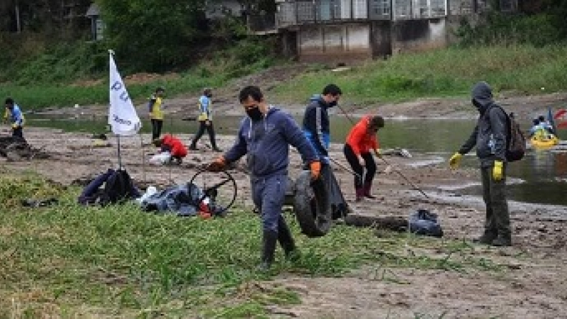 Sin conocerse, se pusieron de acuerdo para limpiar el río Negro