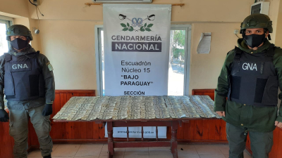 En una Sprinter con destino a Resistencia encontraron 32.000 dólares y aparatos celulares sin respaldo legal