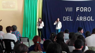 Adolescentes se manifiestan por los incendios