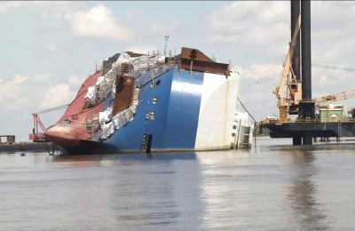 Esfuerzo por rescatar 4000 automóviles de un barco