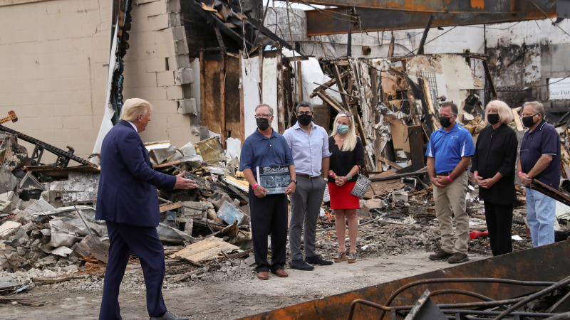 Trump visita una de las ciudades sacudidas por la violencia racial