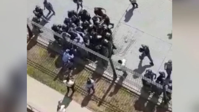 Video: la policía detuvo a dos personas y desató la furia de manifestantes