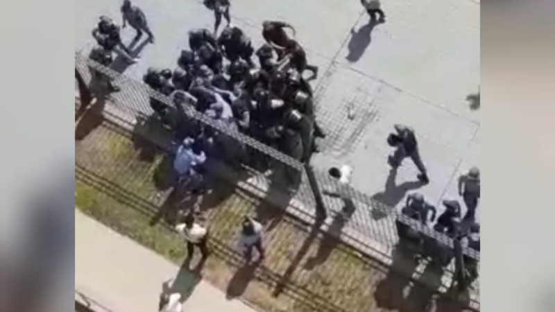 Video: la policía detuvo a dos personas y desató la furia de manifestantes