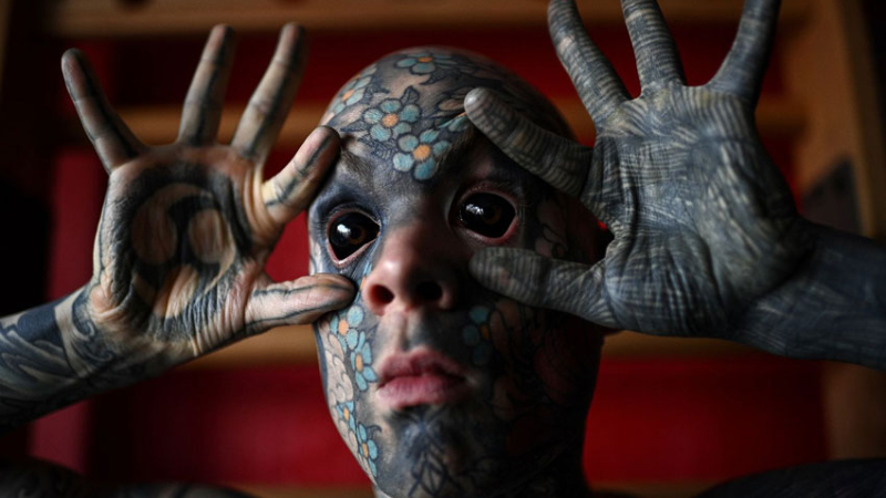 Un profesor de primaria invirtió más de 50 mil euros en tatuarse el cuerpo