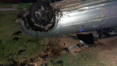 Conductor en aparente estado de ebriedad perdió el control de su auto y volcó