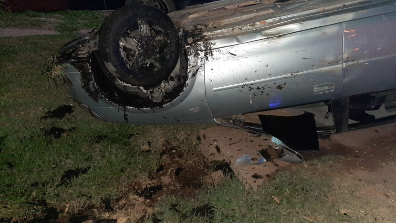 Conductor en aparente estado de ebriedad perdió el control de su auto y volcó