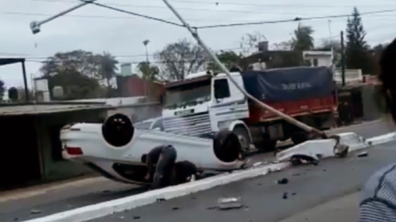 Volcó con su auto por evitar chocar a una motocicleta