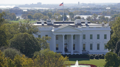 Trump clama victoria falsamente cuando aún quedan votos por escrutar; Biden confiado