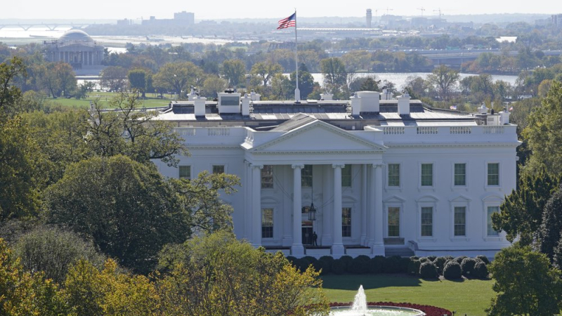Trump clama victoria falsamente cuando aún quedan votos por escrutar; Biden confiado