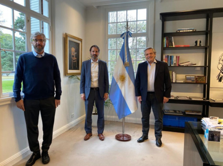 Ejecutivos de Pfizer con Alberto Fernández en Olivos cuando anunciaron que comenzarían a testear la vacuna en el país..jpg