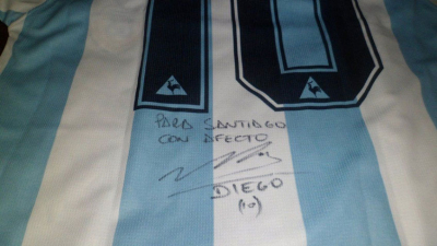 Sube el precio de las camisetas firmadas por Maradona