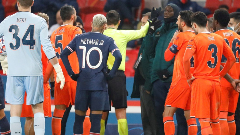 Escándalo: Istambul acusó de racismo al cuarto árbitro y se fue de la cancha