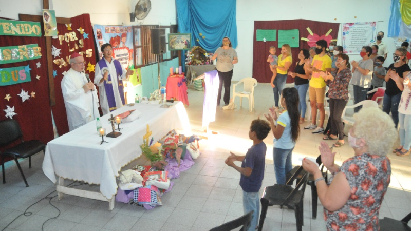 El obispo acompañó el festejo de una capilla y merendero