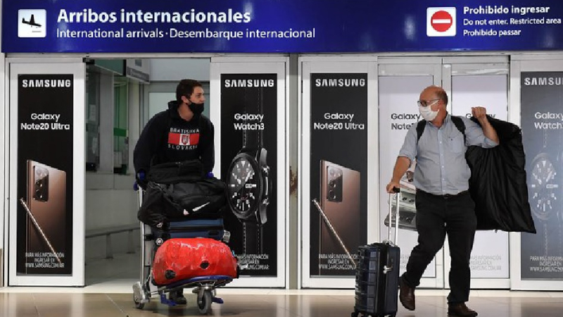 Detectaron una variante del virus SARS COV-2 del Reino Unido en un viajero que arribó a la Argentina