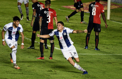 Talleres ganó en Santa Fe, pero no le alcanzó para quedarse con el grupo