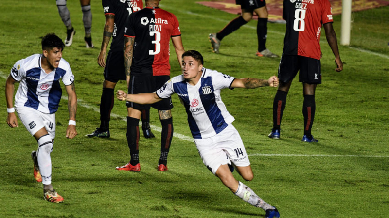 Talleres ganó en Santa Fe, pero no le alcanzó para quedarse con el grupo
