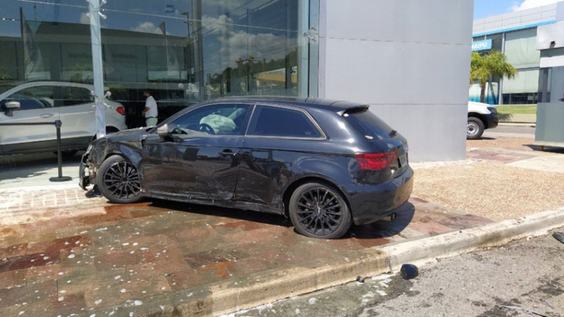 Un jugador de Lanús chocó y se metió con su auto en una concesionaria