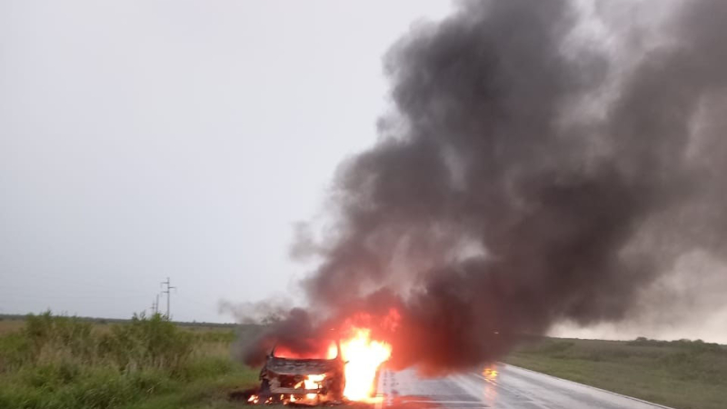 Insólito: abandonó su camioneta por un repentino incendio que consumió el vehículo