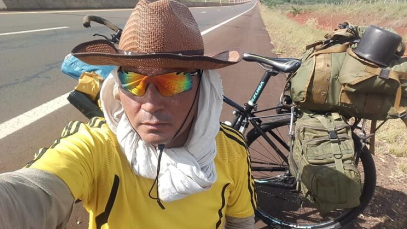 Viaja en bicicleta de Resistencia a Puerto Iguazú para homenajear a un escuadrón que combatió en Malvinas