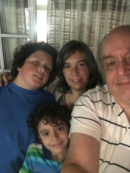 Sus hijos Agustín y René, junto a su compañera de hace 25 años, María Eva.jpeg