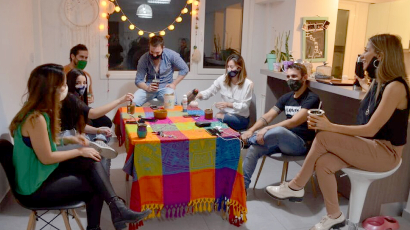 Las reuniones sociales en casas particulares serán prohibidas y vuelve el esquema de ‘sólo convivientes‘