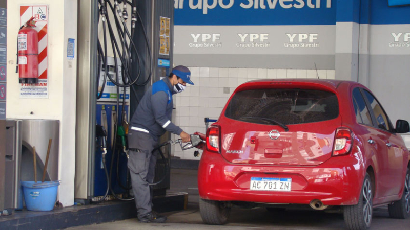 Volvieron a aumentar la nafta y el gasoil un 5 por ciento