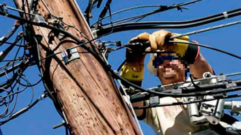 La ley del karma: se electrocutó mientras robaba cables en plena ruta