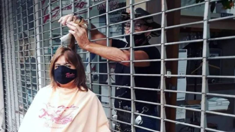 El peluquero que es viral por atender detrás de las rejas