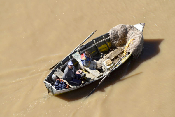 Pescadores rechazaron la veda y cortaron el puente por varias horas