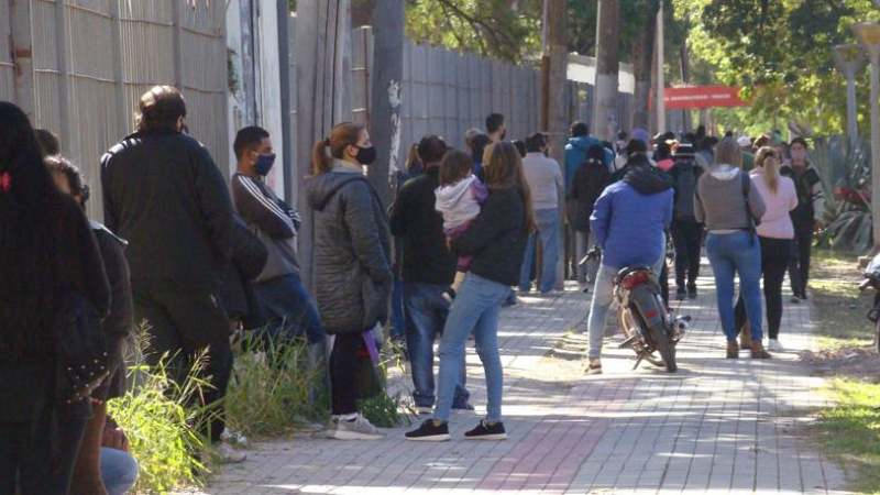 Filas multitudinarias en el Perrando de quienes temen estar contagiados