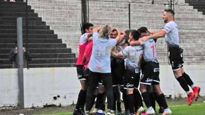 For Ever gritó victoria en el final con el empuje de “Cachilo” Santa Cruz