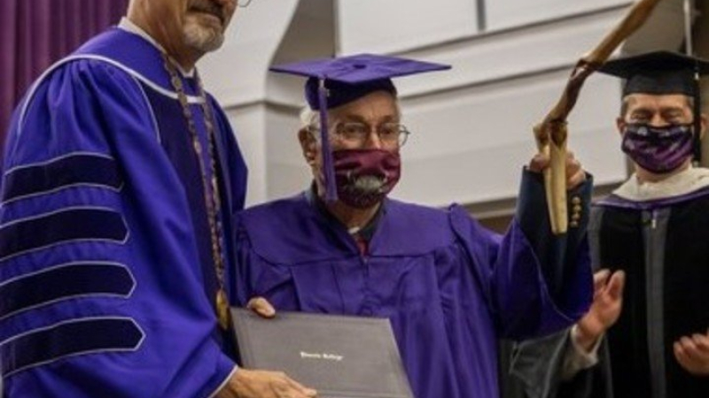 A los 97 años terminó la Universidad, 80 años después de haberla dejado