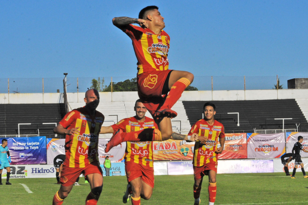 El ‘Decano‘, con mucho amor propio, le ganó 1 a 0 a For Ever en el clásico chaqeño con gol de Cañete. FOTO. MARCELO "SAPO" CÁCERES
