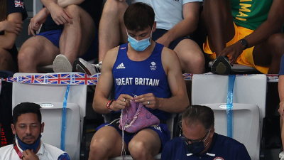 Un atleta olímpico fue fotografiado tejiendo en la tribuna y se hizo viral